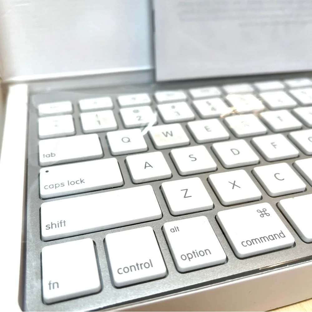Apple KeyBoard Wireless. Bluetooth. Uses 2 AA Batteries. EUC. White & Silver